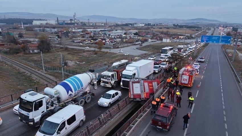 Kırıkkale'de faciaya ramak kala: İtfaiye aracı yüksek gerilim tellerine ulaşmadan köprü arasında sıkıştı: 3 personel yaralı