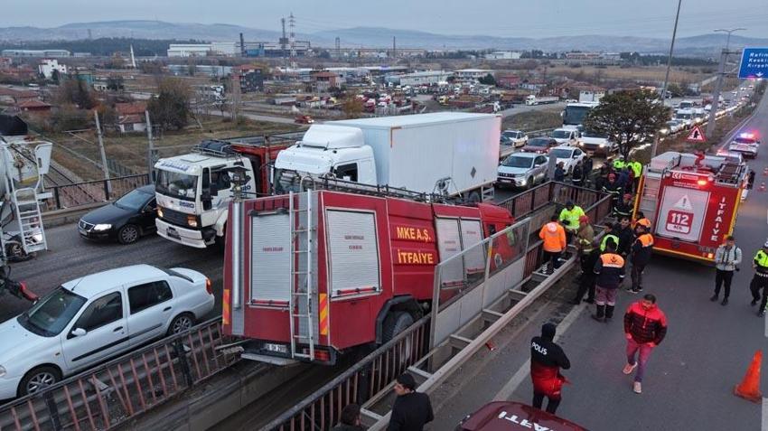 Kırıkkale'de faciaya ramak kala: İtfaiye aracı yüksek gerilim tellerine ulaşmadan köprü arasında sıkıştı: 3 personel yaralı