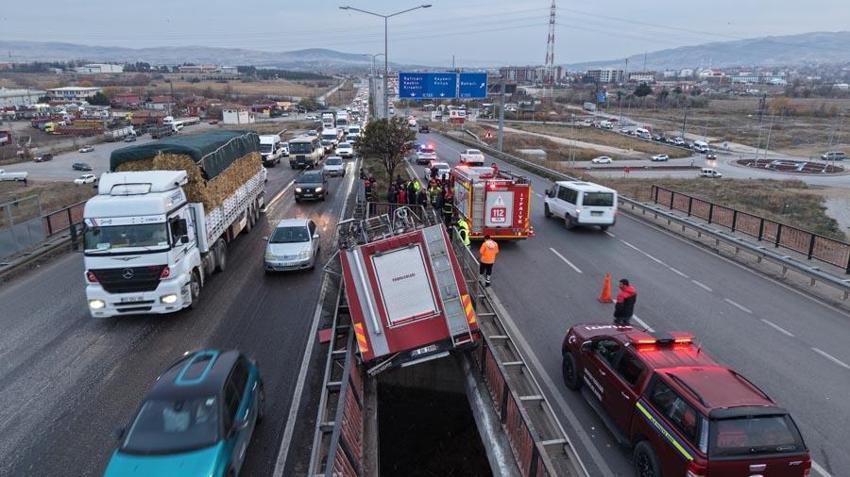 Kırıkkale'de faciaya ramak kala: İtfaiye aracı yüksek gerilim tellerine ulaşmadan köprü arasında sıkıştı: 3 personel yaralı