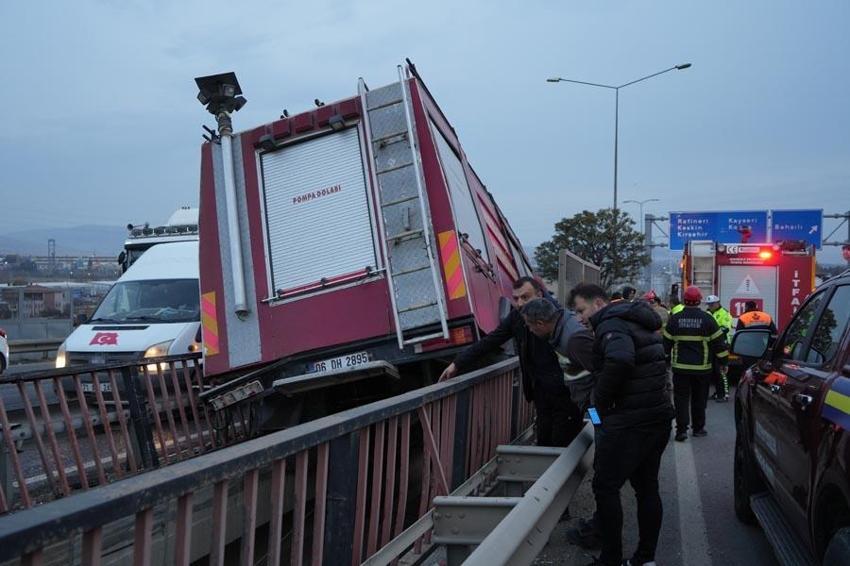 Kırıkkale'de faciaya ramak kala: İtfaiye aracı yüksek gerilim tellerine ulaşmadan köprü arasında sıkıştı: 3 personel yaralı