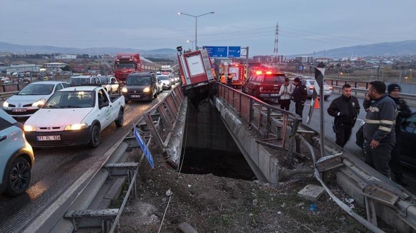 Kırıkkale'de faciaya ramak kala: İtfaiye aracı yüksek gerilim tellerine ulaşmadan köprü arasında sıkıştı: 3 personel yaralı
