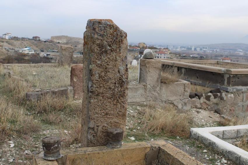 Kayseri'de mezarlıkta sırrı bilinmiyor! Mahalleli fark etti: Buraya ait değil