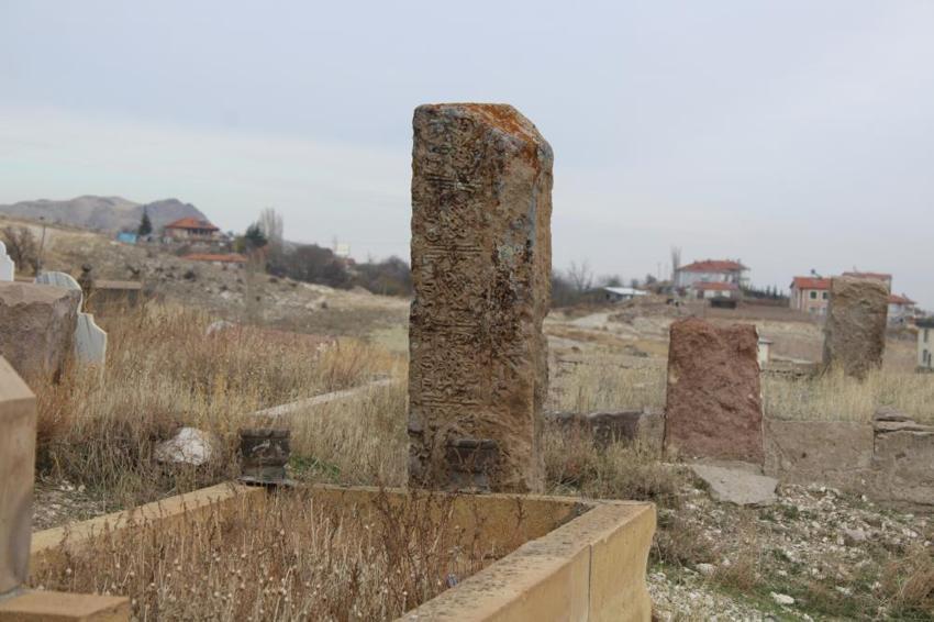 Kayseri'de mezarlıkta sırrı bilinmiyor! Mahalleli fark etti: Buraya ait değil