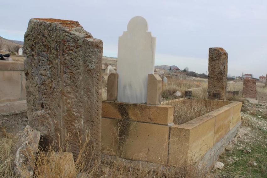 Kayseri'de mezarlıkta sırrı bilinmiyor! Mahalleli fark etti: Buraya ait değil