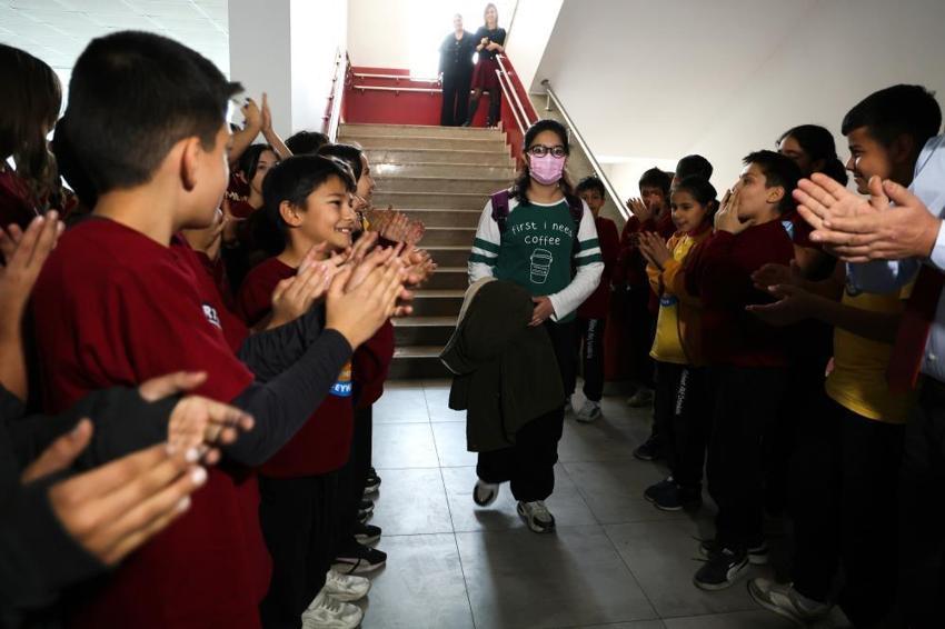 İkranur, 3 yıl sonra lösemiyi yenerek okula döndü: Tek hayali doktor olup kanserli çocukları kurtarmak! Çiçekler ve balonlarla karşıladılar
