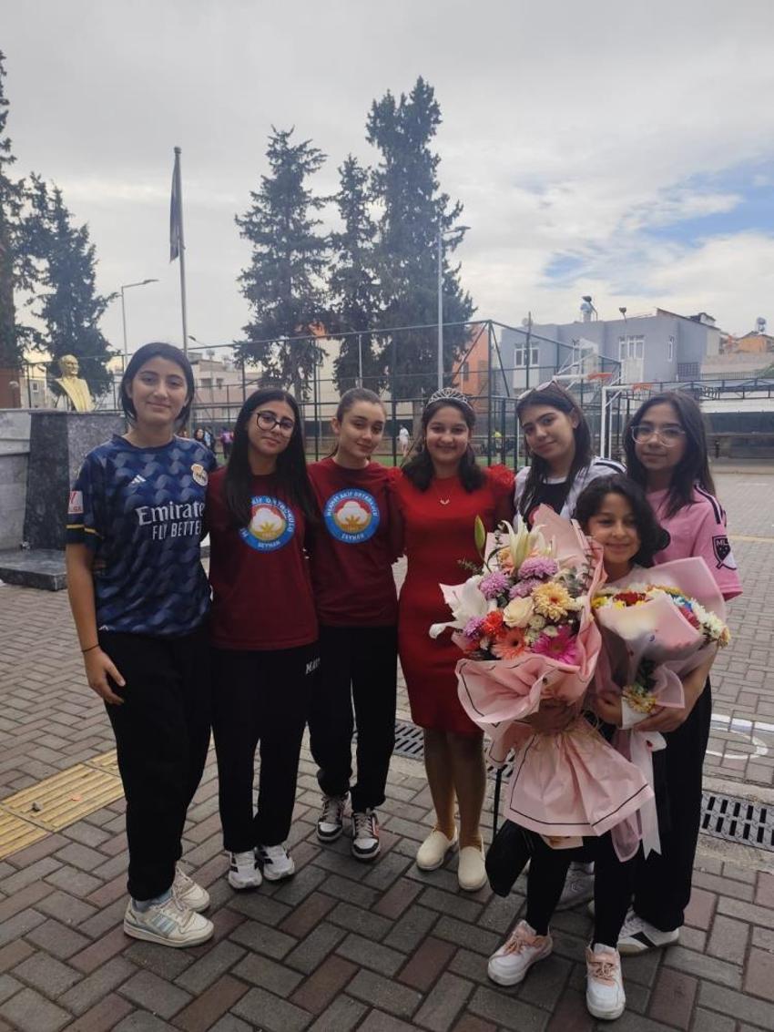 İkranur, 3 yıl sonra lösemiyi yenerek okula döndü: Tek hayali doktor olup kanserli çocukları kurtarmak! Çiçekler ve balonlarla karşıladılar