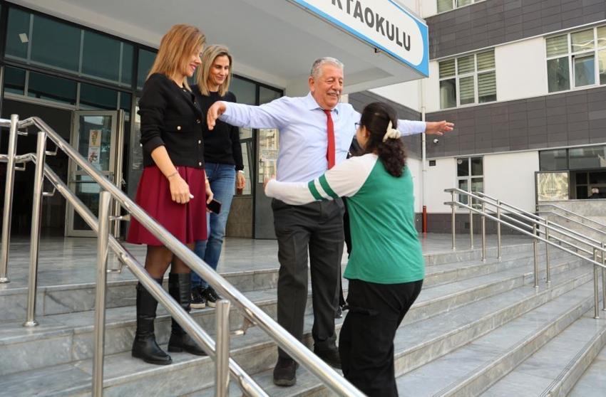 İkranur, 3 yıl sonra lösemiyi yenerek okula döndü: Tek hayali doktor olup kanserli çocukları kurtarmak! Çiçekler ve balonlarla karşıladılar