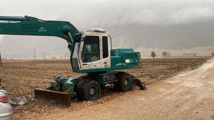 Burdur'da skandal olay: Defineciler DSİ'nin kepçesini çalıp define aradı!