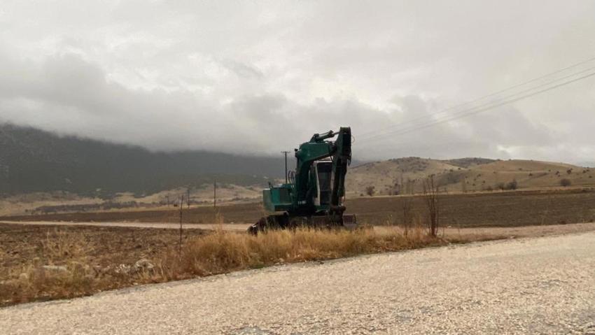 Burdur'da skandal olay: Defineciler DSİ'nin kepçesini çalıp define aradı!