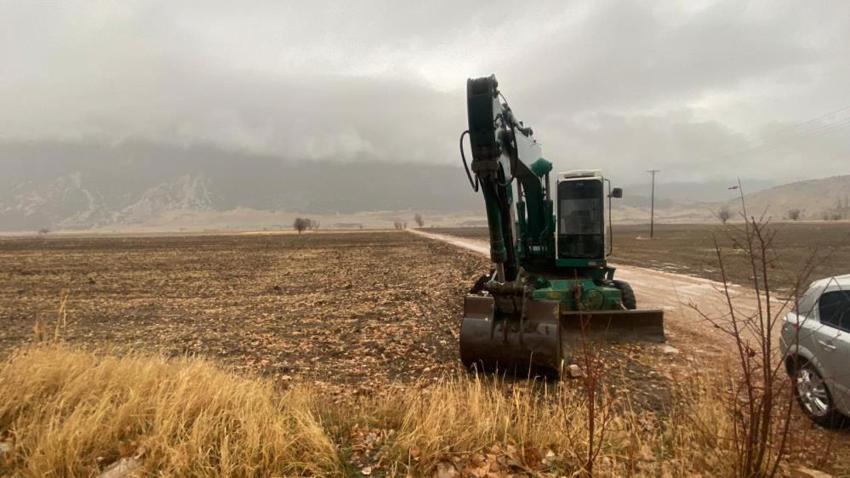Burdur'da skandal olay: Defineciler DSİ'nin kepçesini çalıp define aradı!