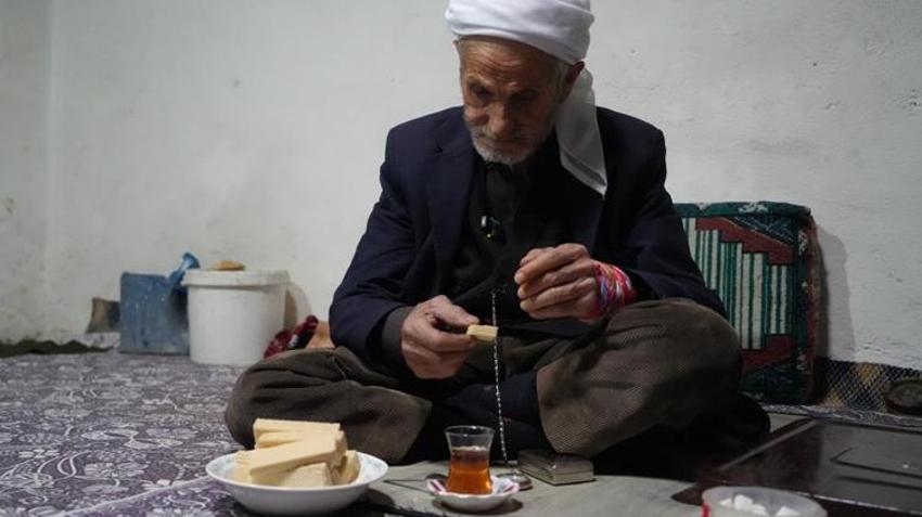 Muş’ta Rüstem dedeyi görenler inanamıyor! 50 yıldır sadece çay ve gofretle besleniyor