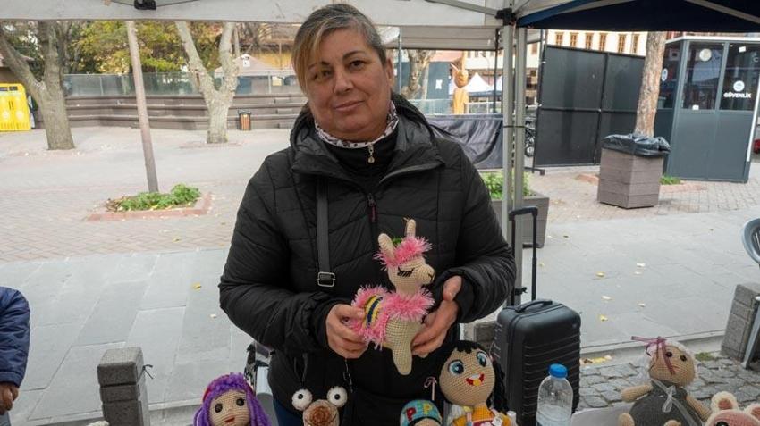 Eskişehir'de soğuk havayı el emeği çiçekleriyle ısıtıyor