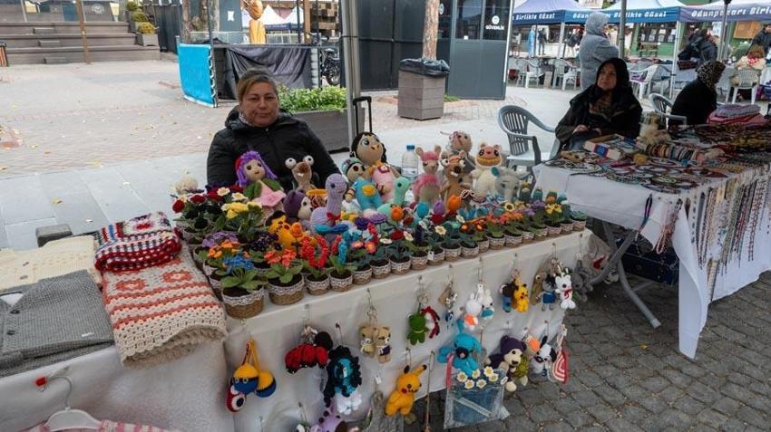 Eskişehir'de soğuk havayı el emeği çiçekleriyle ısıtıyor