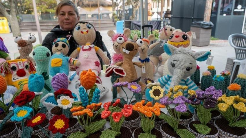 Eskişehir'de soğuk havayı el emeği çiçekleriyle ısıtıyor