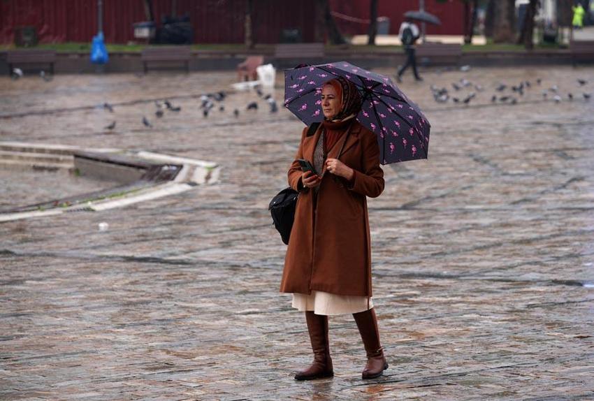 Meteoroloji'den kuvvetli sağanak yağış uyarısı: Balkanlar üzerinden gelecek havalar bir anda değişecek