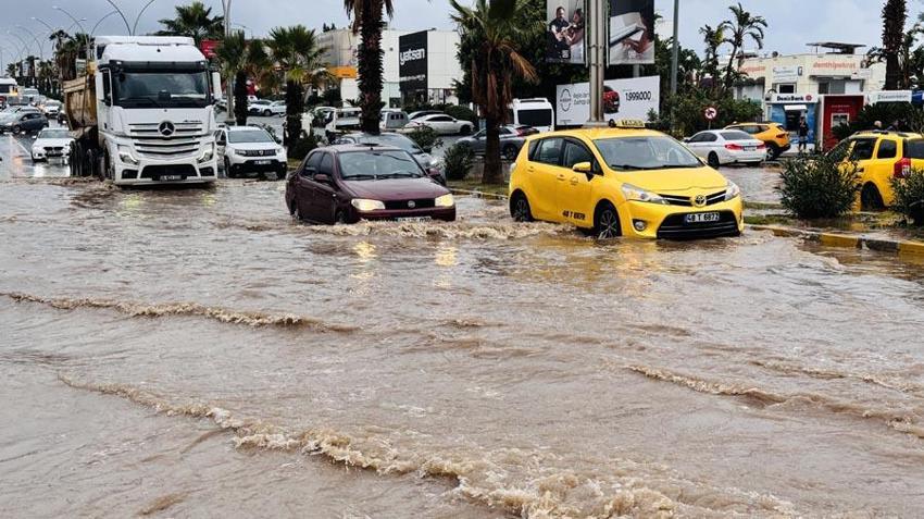 Meteoroloji'den kuvvetli sağanak yağış uyarısı: Balkanlar üzerinden gelecek havalar bir anda değişecek
