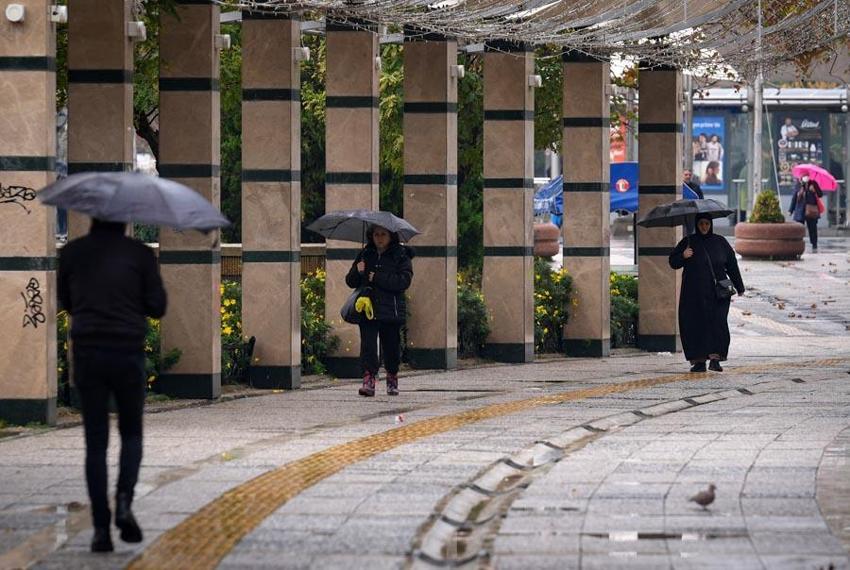 Meteoroloji'den kuvvetli sağanak yağış uyarısı: Balkanlar üzerinden gelecek havalar bir anda değişecek