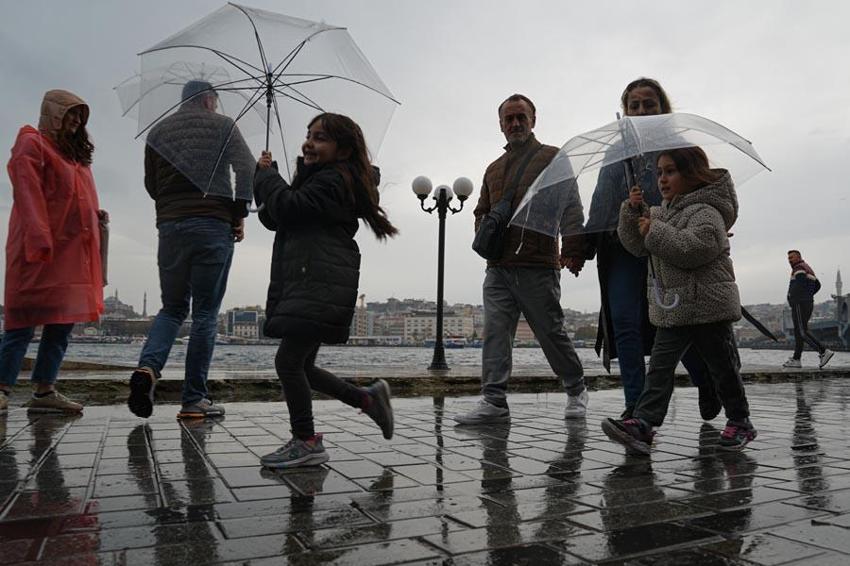 Meteoroloji'den kuvvetli sağanak yağış uyarısı: Balkanlar üzerinden gelecek havalar bir anda değişecek