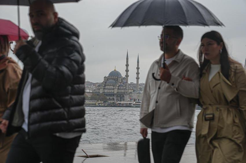 Meteoroloji'den kuvvetli sağanak yağış uyarısı: Balkanlar üzerinden gelecek havalar bir anda değişecek