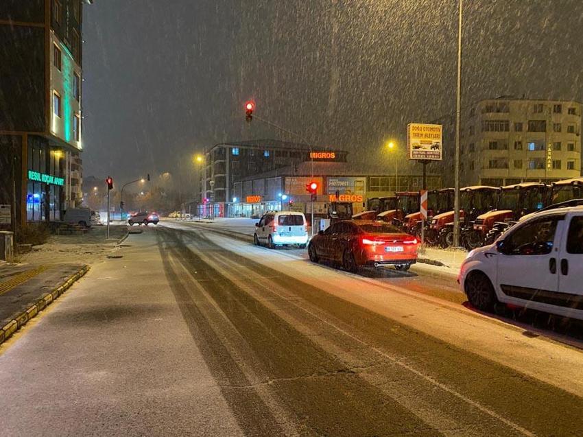 Meteoroloji'den kuvvetli sağanak yağış uyarısı: Balkanlar üzerinden gelecek havalar bir anda değişecek