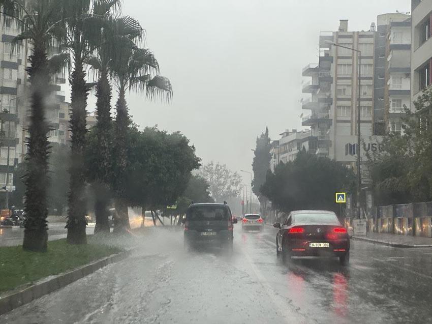 Meteoroloji'den kuvvetli sağanak yağış uyarısı: Balkanlar üzerinden gelecek havalar bir anda değişecek