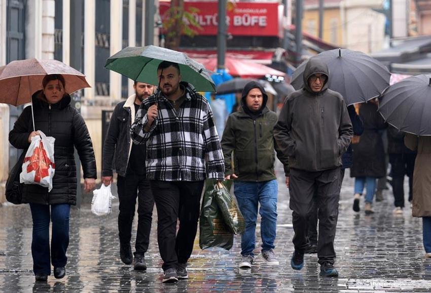 Meteoroloji'den kuvvetli sağanak yağış uyarısı: Balkanlar üzerinden gelecek havalar bir anda değişecek