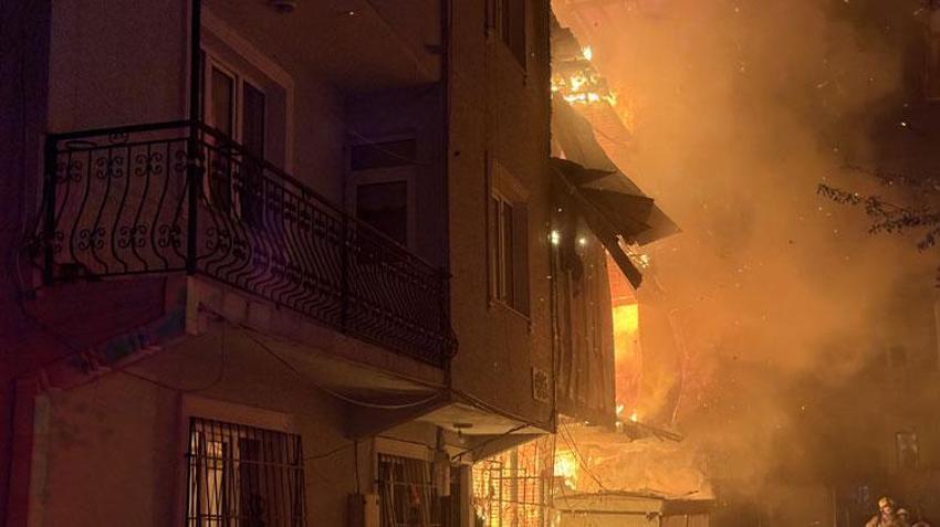 Bursa Yıldırım'da 3 katlı binada başlayıp bitişikteki binaya sıçrayan yangın söndürüldü