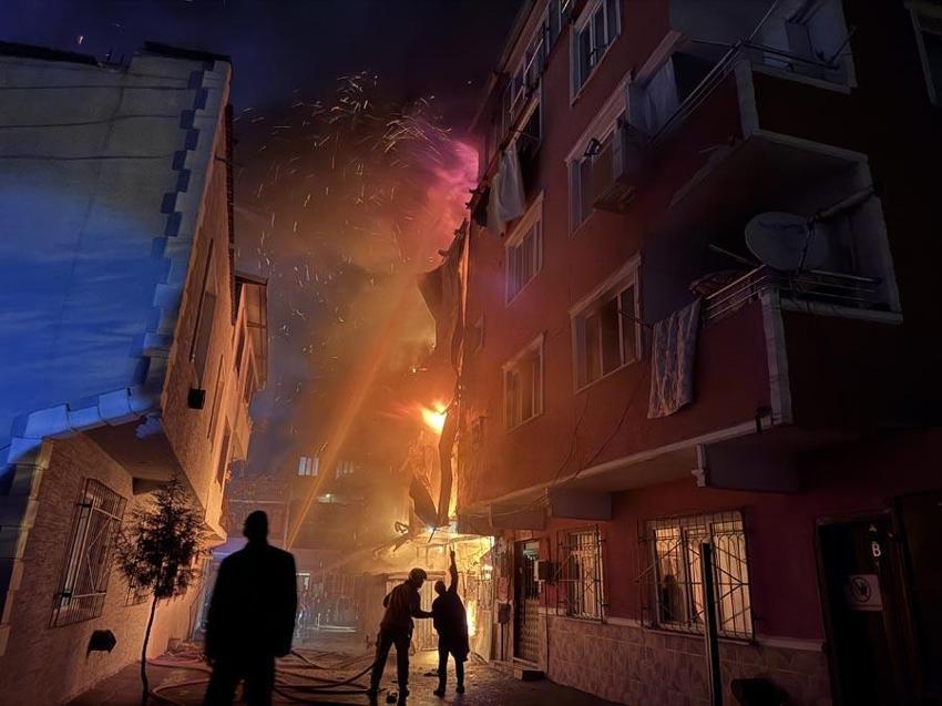 Bursa Yıldırım'da 3 katlı binada başlayıp bitişikteki binaya sıçrayan yangın söndürüldü