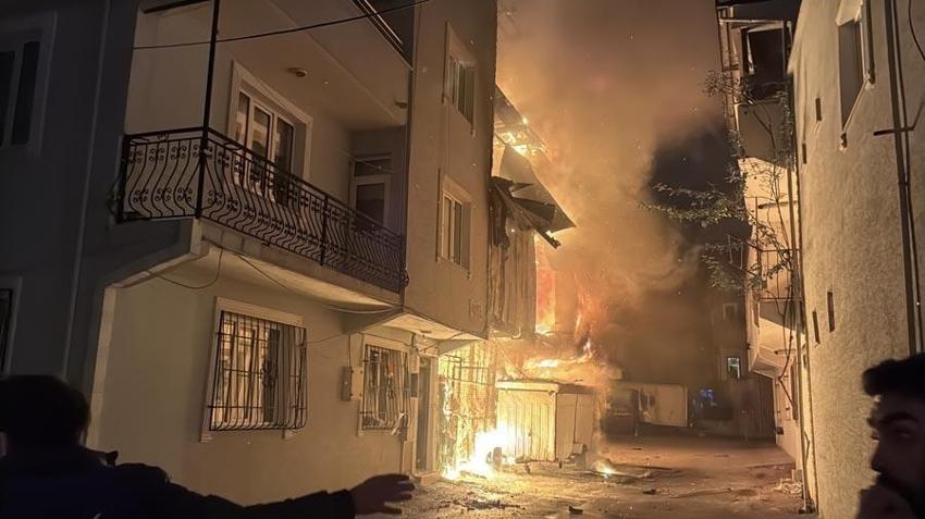 Bursa Yıldırım'da 3 katlı binada başlayıp bitişikteki binaya sıçrayan yangın söndürüldü