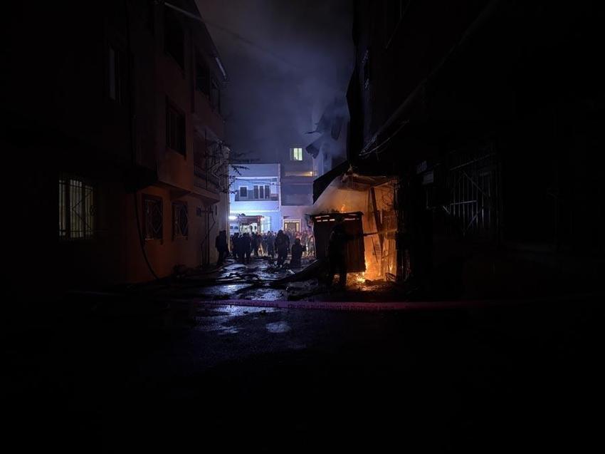 Bursa Yıldırım'da 3 katlı binada başlayıp bitişikteki binaya sıçrayan yangın söndürüldü