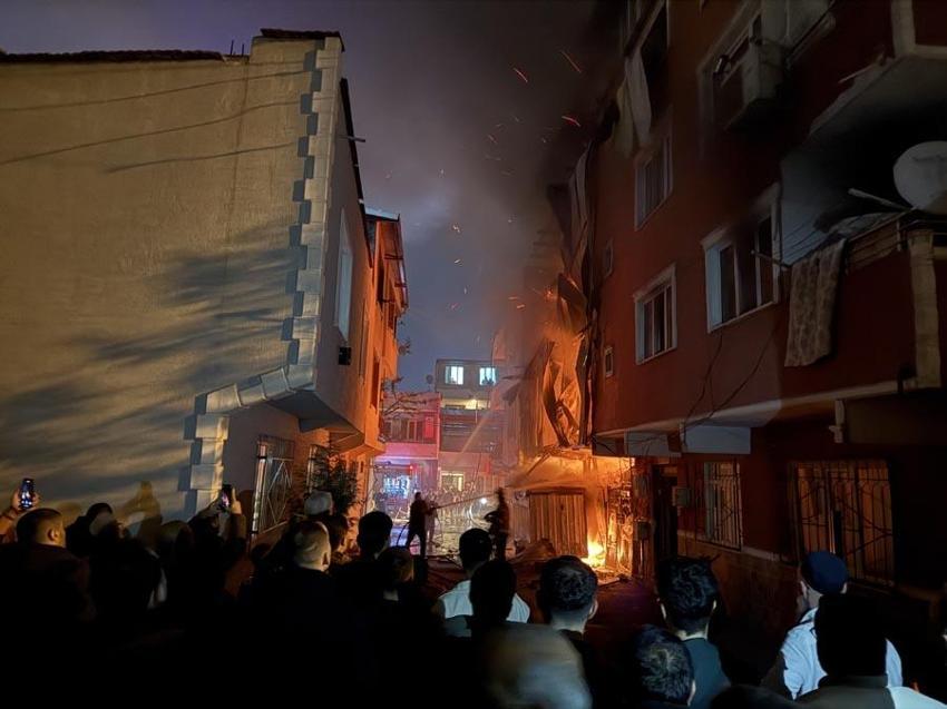 Bursa Yıldırım'da 3 katlı binada başlayıp bitişikteki binaya sıçrayan yangın söndürüldü