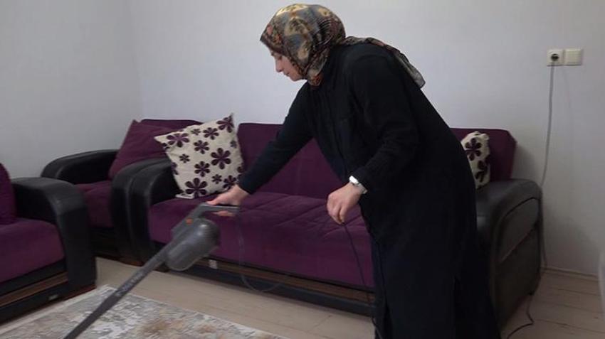 Eşine destek olmak için kolları sıvayıp Artvin'in zorlu yollarına atıldı! En şefkatli servis yolculuğu