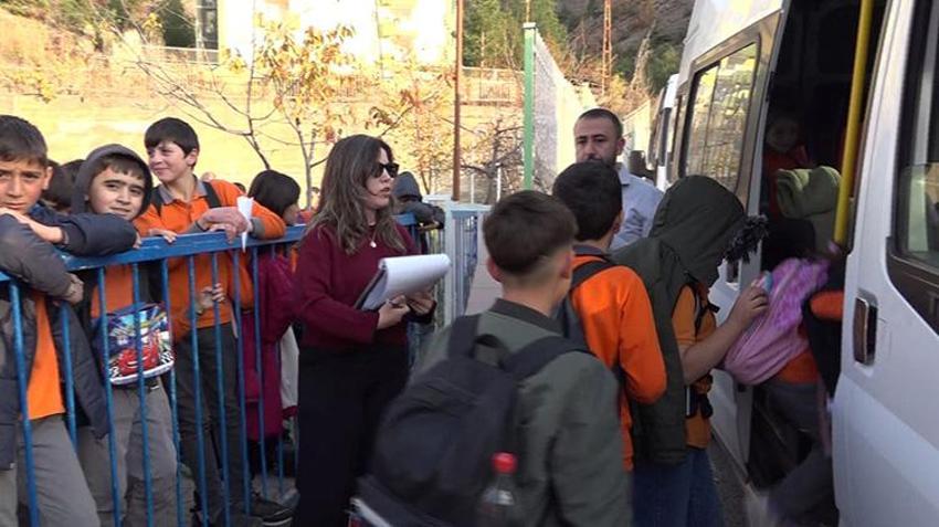 Eşine destek olmak için kolları sıvayıp Artvin'in zorlu yollarına atıldı! En şefkatli servis yolculuğu