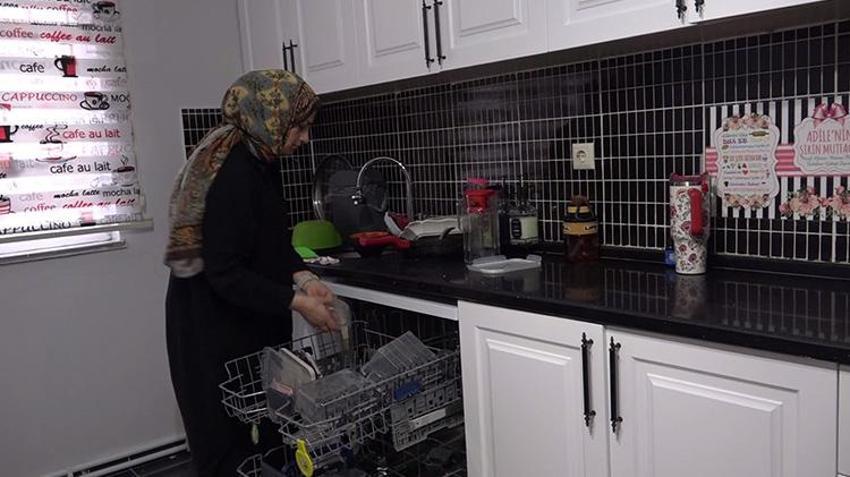 Eşine destek olmak için kolları sıvayıp Artvin'in zorlu yollarına atıldı! En şefkatli servis yolculuğu