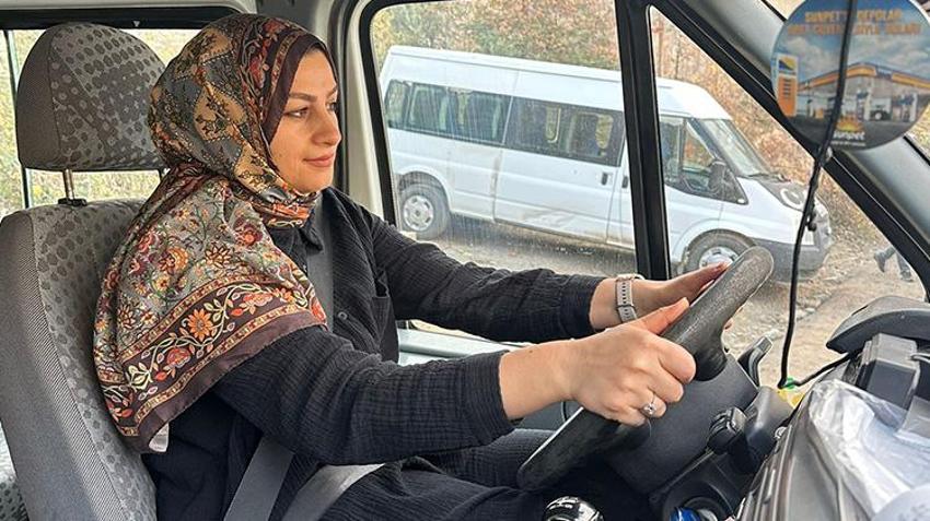 Eşine destek olmak için kolları sıvayıp Artvin'in zorlu yollarına atıldı! En şefkatli servis yolculuğu