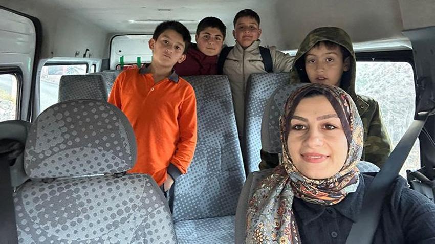 Eşine destek olmak için kolları sıvayıp Artvin'in zorlu yollarına atıldı! En şefkatli servis yolculuğu