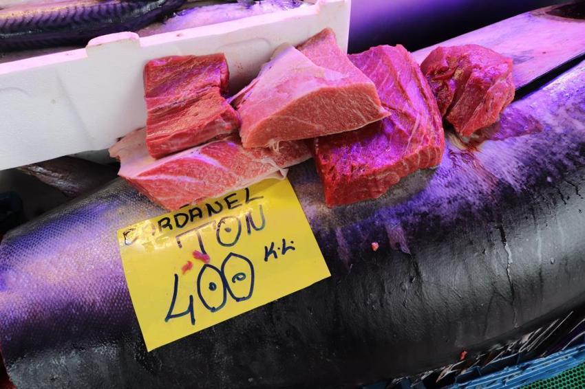 Eskişehir tezgahında 280 kiloluk dev şok! Türkiye'de nadir rastlanan dev orkinos özel izinle satışta: 'Vatandaşlar afallıyor!'