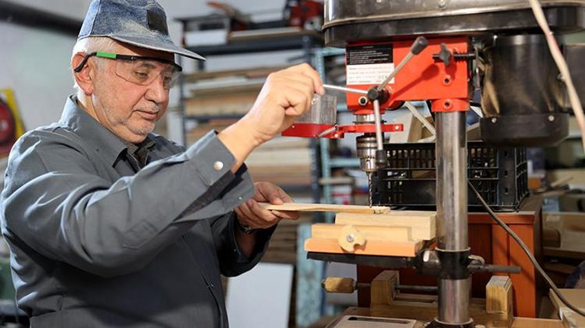 Emekli öğretmen evinin bodrum katına atölye kurdu! Atık malzemelerden üretip para ile satmıyor