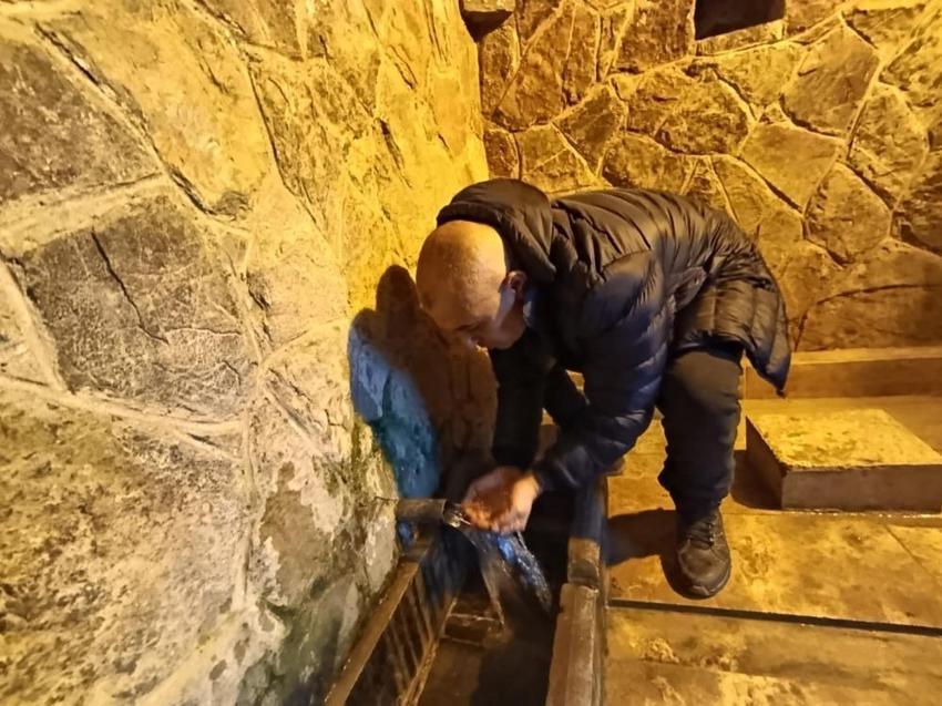 Kahramanmaraş'ta 4 asırlık mucize! Kentin suyu kesilse bile onunki hiç durmuyor Cilt hastalıklarına iyi geldiğine inanılıyor