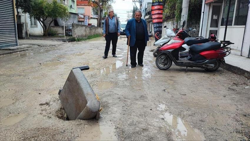 Adana'da çöken yola ilginç çözüm bulundu! Görenler gözlerine inanamadı