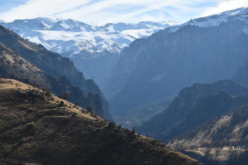 Şırnak'ın dağlarında görüldü: Peri Bacalarını andırıyor! İlk kez görüntünlendi