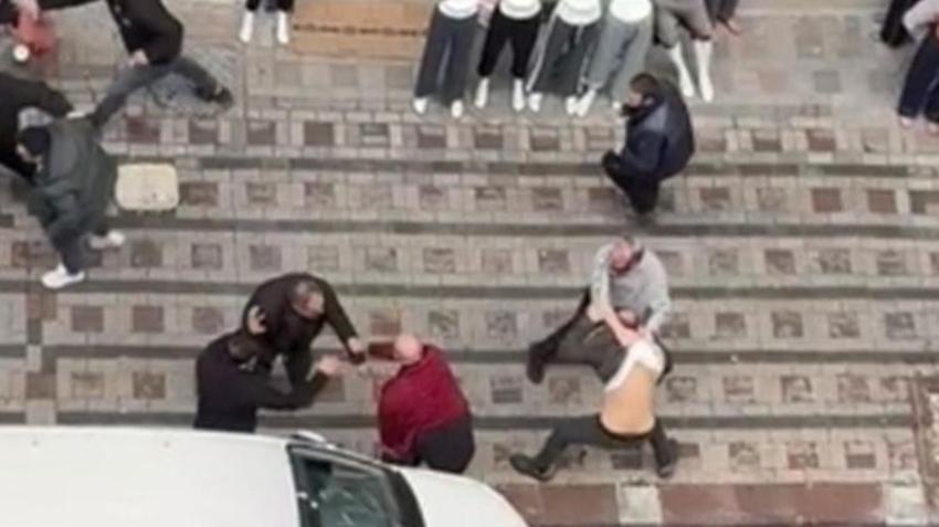 Zeytinburnu'nda park yeri kavgası can aldı! Vurulan kardeşlerden biri hayatını kaybetti