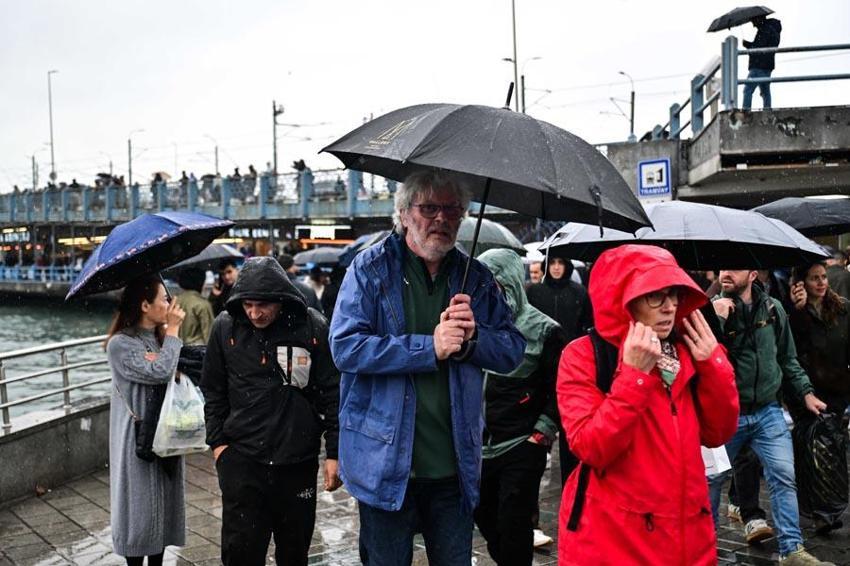 Meteoroloji'den sarı kodlu alarm ve kuvvetli yağış ve fırtına uyarısı! Kar yağışları kuvvetli geliyor