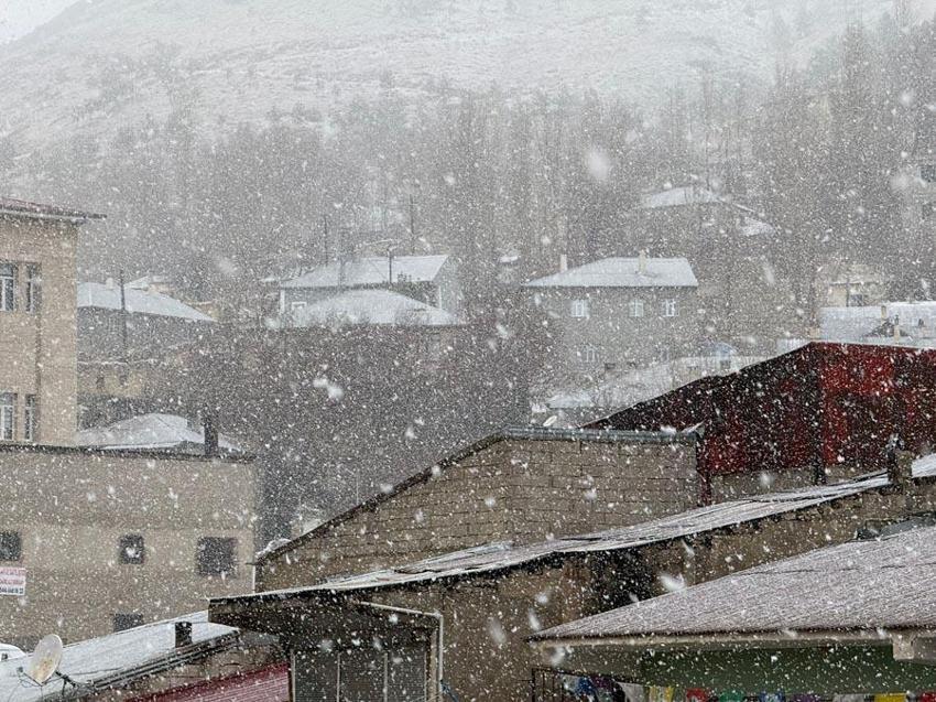 Meteoroloji'den sarı kodlu alarm ve kuvvetli yağış ve fırtına uyarısı! Kar yağışları kuvvetli geliyor