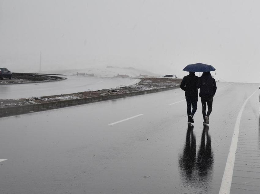 Meteoroloji'den sarı kodlu alarm ve kuvvetli yağış ve fırtına uyarısı! Kar yağışları kuvvetli geliyor