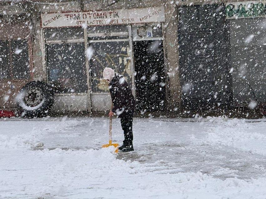 Meteoroloji'den sarı kodlu alarm ve kuvvetli yağış ve fırtına uyarısı! Kar yağışları kuvvetli geliyor
