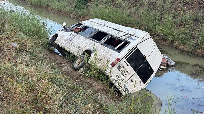 Adana'da korkunç kaza! Tarım işçilerini taşıyan minibüs sulama kanalına uçtu: 18 kişi yaralı