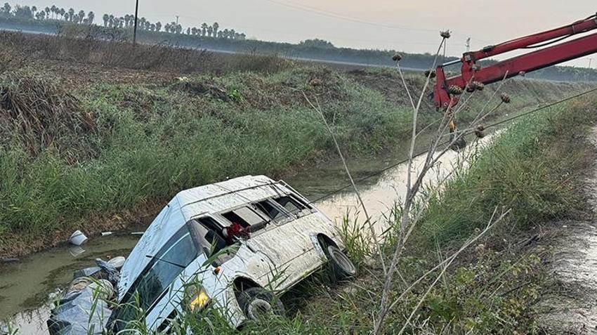 Adana'da korkunç kaza! Tarım işçilerini taşıyan minibüs sulama kanalına uçtu: 18 kişi yaralı
