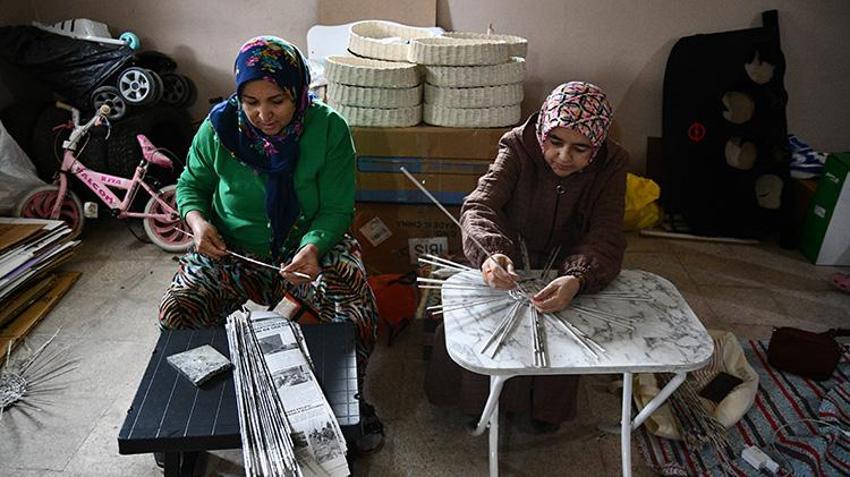 Balıkesirli kadınlar gazetelerden üretiyor! Boş depo ve evlerini atölyeye çevirdiler