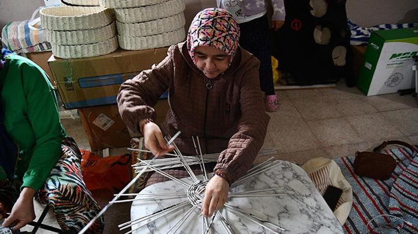 Balıkesirli kadınlar gazetelerden üretiyor! Boş depo ve evlerini atölyeye çevirdiler